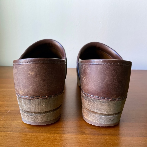 [US 8.5/EU 39] Sanita Julie Clogs — Antique Brown oiled leather - Picture 13 of 15